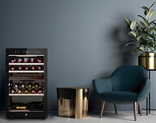 Een wijnkast die in een woonkamer staat